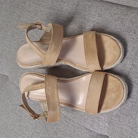 3/$8 Like new wedges - Picture 2 of 4